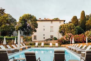 Seasonal outdoor pool, pool umbrellas, pool loungers - Buonvisi B&B (Lucca)