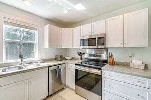 Interior - < 6 Mi to Nags Head: Manteo Beach House (Manteo)