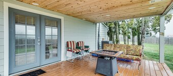 Charming Happy Valley Home: 13 Mi to Portland!