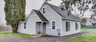 Charming Happy Valley Home: 13 Mi to Portland!