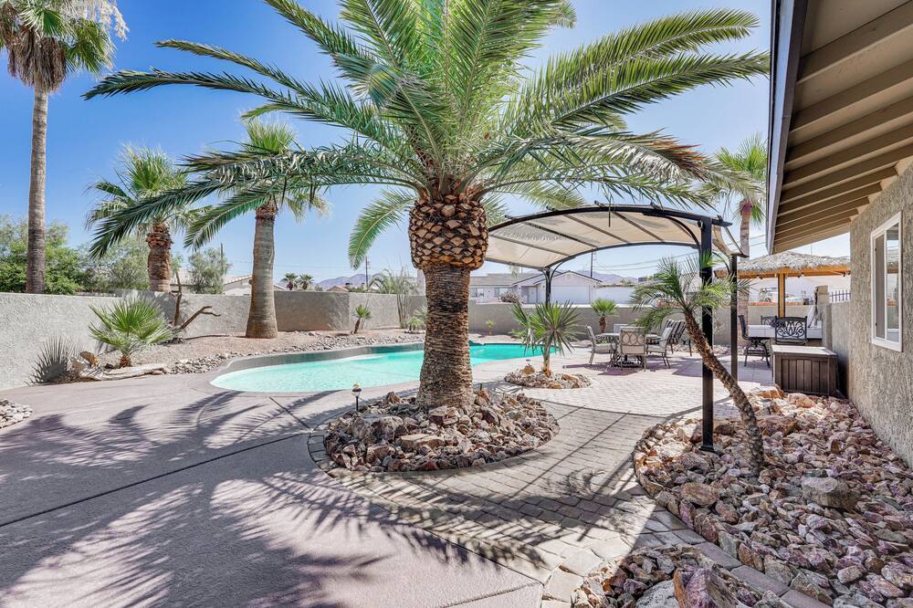 5 Mi to Beach: Poolside Paradise in Lake Havasu! - Desert Hills, AZ