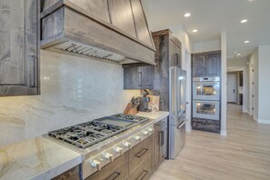 House (5 Bedrooms) | Interior