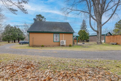 Charming + Cozy Cabin Near Lake Champlain!