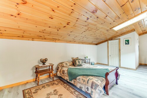 Charming + Cozy Cabin Near Lake Champlain!