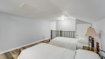 1 bedroom, bed sheets