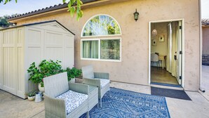 A house with a covered patio, wicker furniture, and a blue patterned rug. - Cozy Alpine Cottage Near Casinos & Trails! (Alpine)