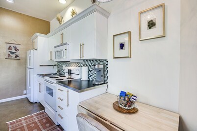 Cozy Alpine Cottage Near Casinos & Trails!