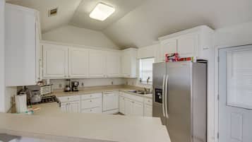 House (3 Bedrooms) | Private kitchen | Paper towels