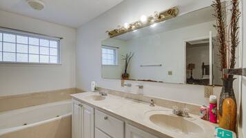 Rumah (3 Bedrooms) | Kamar mandi | Shower