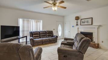 House (3 Bedrooms) | Living area | TV