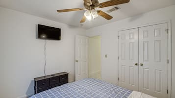 House (3 Bedrooms) | 3 bedrooms, laptop workspace, iron/ironing board, bed sheets