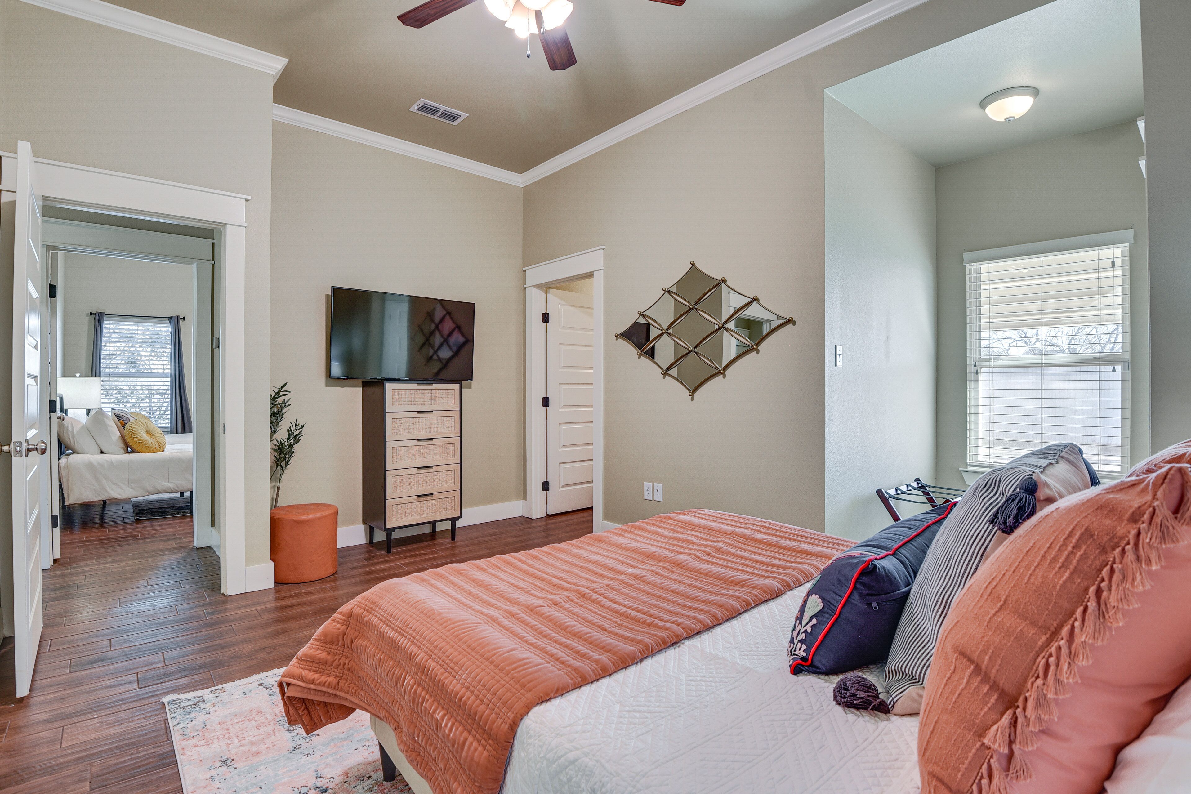 3 bedrooms, iron/ironing board, bed sheets