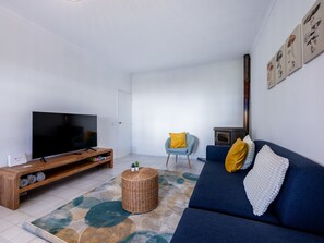 Televisión y chimenea 