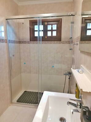 Shower, hair dryer, bidet, towels