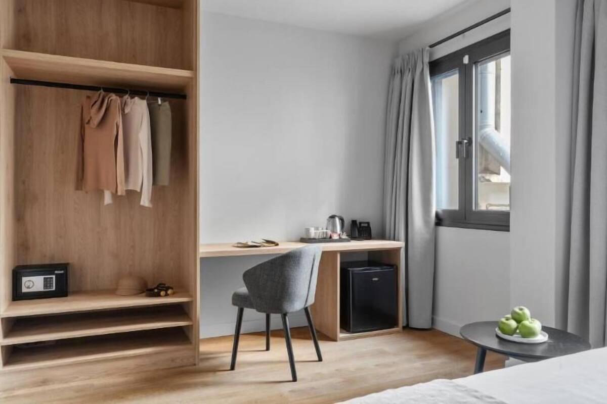 Caja de seguridad en la habitación, cortinas blackout y insonorización 