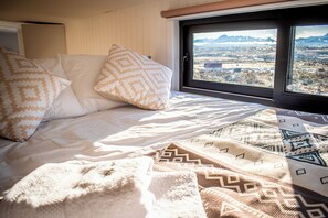 Basic Cabin, 2 Bedrooms, Kitchen, Mountain View - Tiny Homes Villa Cariño (Natales)