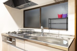 Geladeira, micro-ondas, cooktop, cafeteira/chaleira