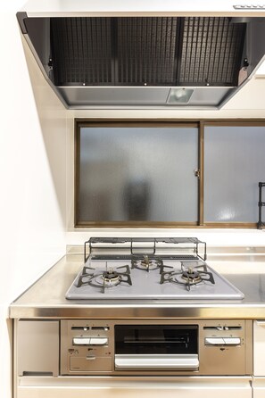 Réfrigérateur, micro-ondes, plaque de cuisson, cafetière/bouilloire