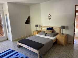 4 bedrooms, desk, iron/ironing board, free WiFi