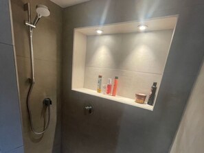 Dusche, Haartrockner, Handtücher, Seife