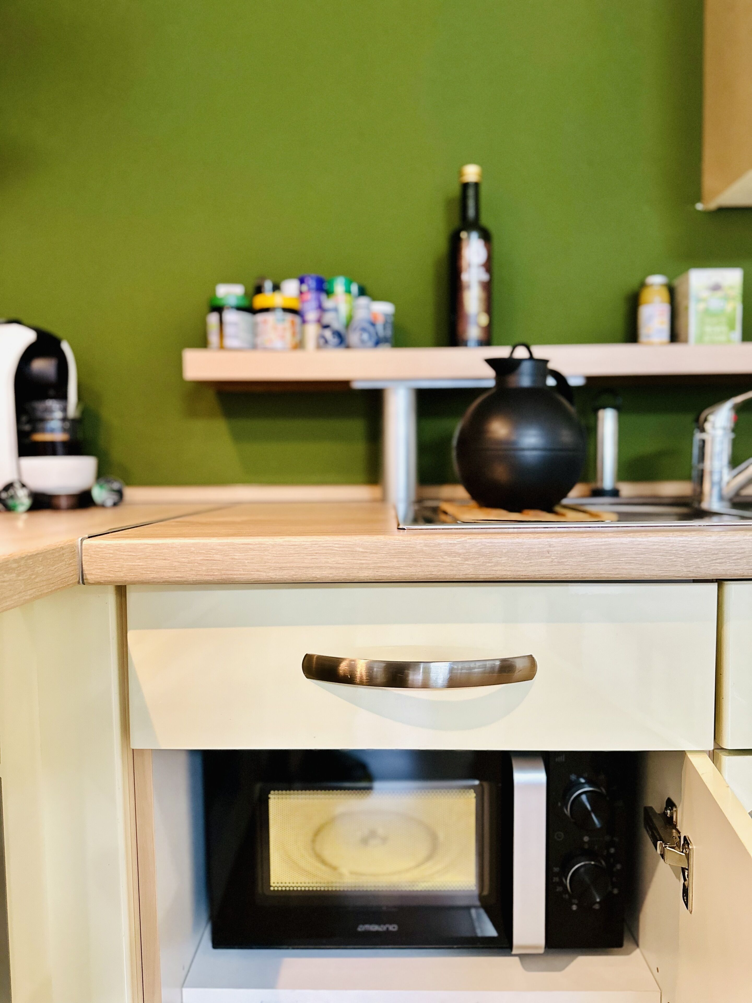 Kühlschrank, Mikrowelle, Ofen, Herdplatte