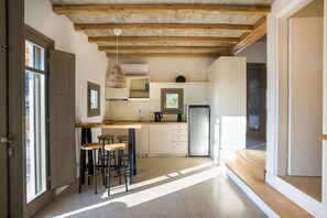 Villa familiar, 2 habitaciones, para no fumadores, vista a la colina | Cocina privada | Refrigerador con congelador, cafetera de espresso y cafetera y tetera 