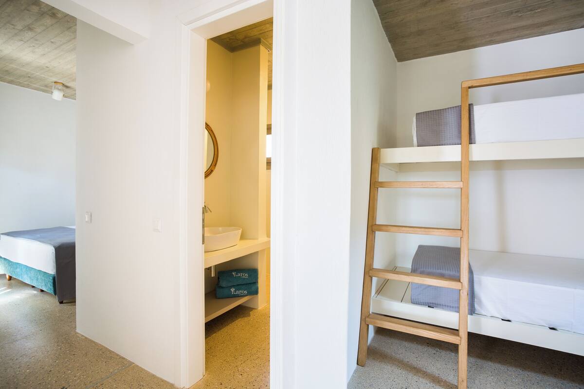 2 bedrooms, premium bedding, in-room safe, laptop workspace