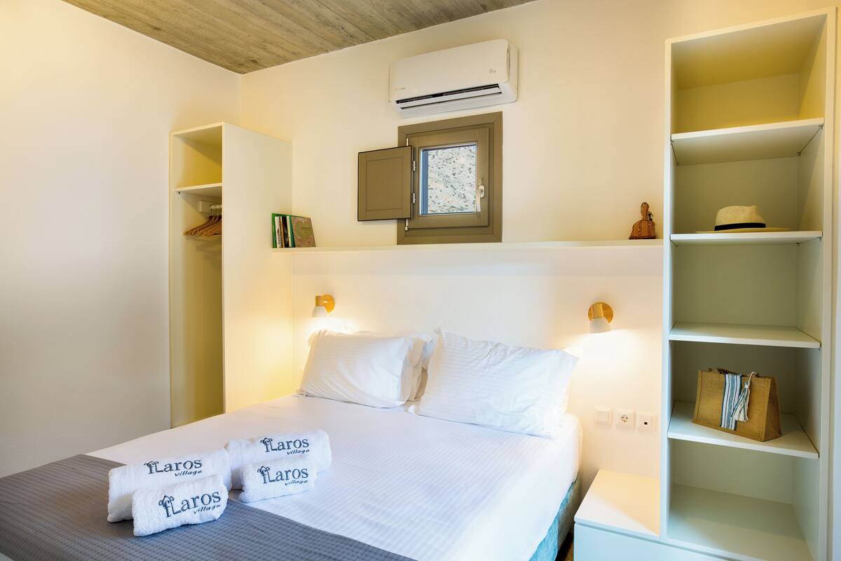 2 bedrooms, premium bedding, in-room safe, laptop workspace