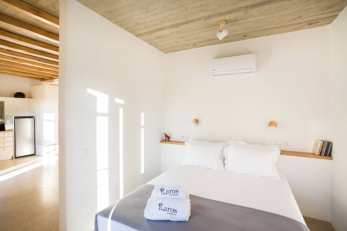 2 bedrooms, premium bedding, in-room safe, laptop workspace