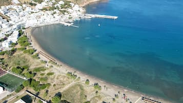 Perto da praia, areia branca, toalhas de praia