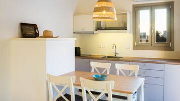 Casa familiar, 2 habitaciones, para no fumadores, vista a la colina | Cocina privada | Refrigerador con congelador, cafetera de espresso y cafetera y tetera