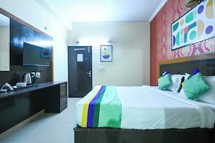 Escritorio, cortinas blackout y tabla de planchar con plancha 