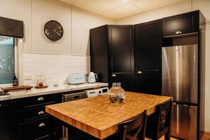 Jääkaappi, uuni, liesi, astianpesukone