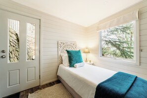 2 bedrooms, desk, iron/ironing board, WiFi - Luxury Treetop Escape with a Garden glasshouse (Kalorama)