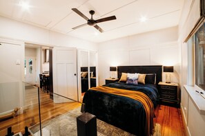 2 dormitorios, escritorio, tabla de planchar con plancha y wifi