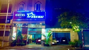 A hotel with a prominent sign, a covered entrance, and a parking area. - Sao Mai Hotel by Bay Luxury (Hanoi)