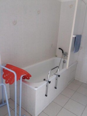 Haartrockner, Handtücher, Toilettenpapier
