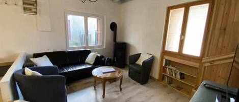 TV, livros, aparelho de som