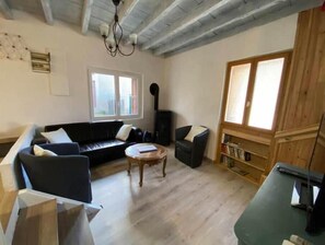 Télévision, livres, chaîne hi-fi