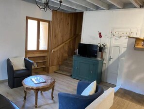 Télévision, livres, chaîne hi-fi