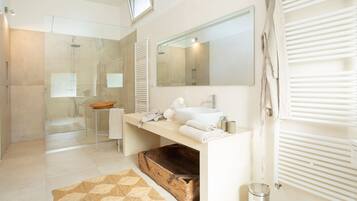 Douche, sèche-cheveux, bidet, serviettes fournies