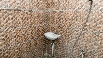 Basic Double Room | Bathroom | Shower, towels