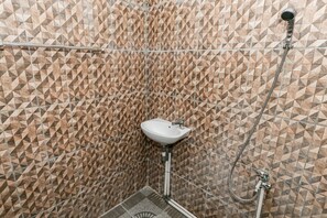 Basic Double Room | Bathroom - SPOT ON 93515 Pulo Gebang Guest House (Jakarta)