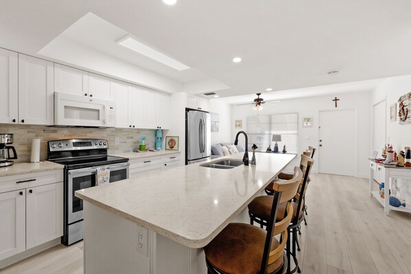 Fridge, microwave, oven, stovetop - Boating, Dock, Pool waterfront Condo...Minutes to the Caloosahatchee River (Cape Coral)