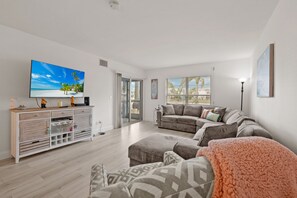 Smart TV - Boating, Dock, Pool waterfront Condo...Minutes to the Caloosahatchee River (Cape Coral)