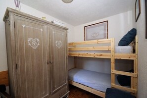 1 Schlafzimmer, Zimmersafe, Schreibtisch, Bügeleisen/Bügelbrett
