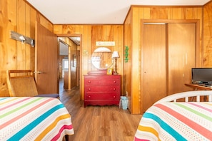 4 bedrooms, free WiFi - The Beach Box - Kitty Hawk MP 4.5, Ocean View, 240 Yds to Beach, Pets OK, Flex Stays (Kitty Hawk)