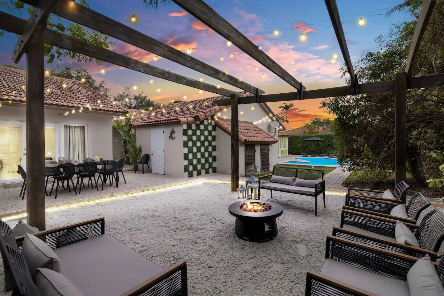 Beach Pit / Miami Ambient Lights / Pool Table
