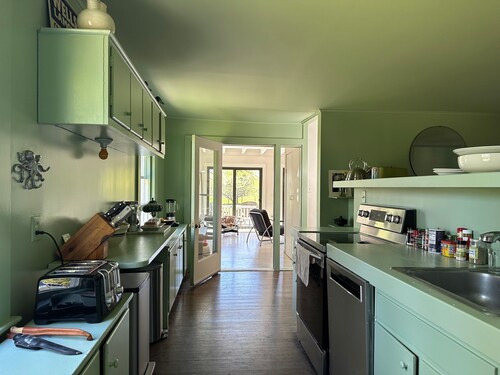 Nature's Retreat: Serene Woodland Haven Near NYC