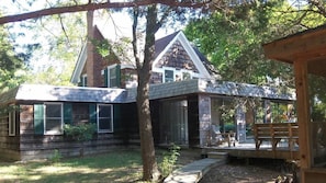 Exterior - Nature's Retreat: Serene Woodland Haven Near NYC (Brookhaven)